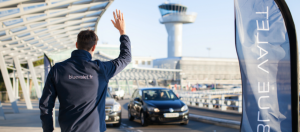 homme signe voiture blue valet