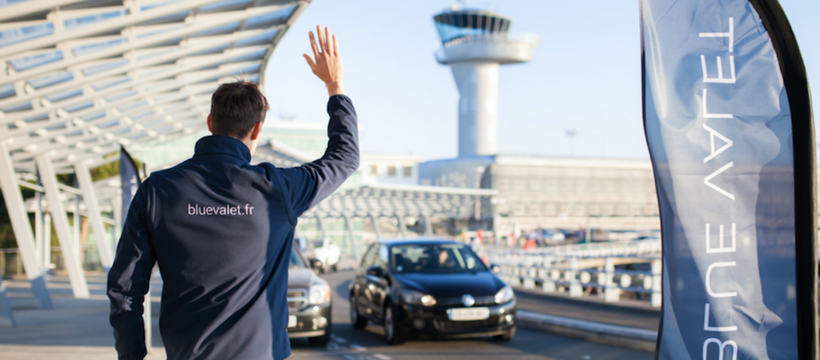 blue valet homme signe voiture blue valet
