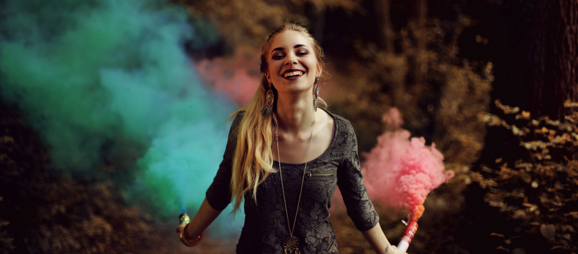 echappe volee femme souriante fusées couleurs