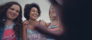 trois femmes souriantes