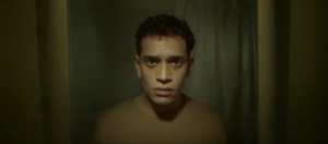 homme déprimé devant le mirroir