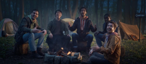 bande d'amis autour d'un feu de camp