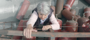 personne âgée monte sur du gaz