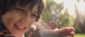 un enfant tient un escargot