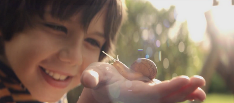 nouvelles bonnes habitudes un enfant tient un escargot