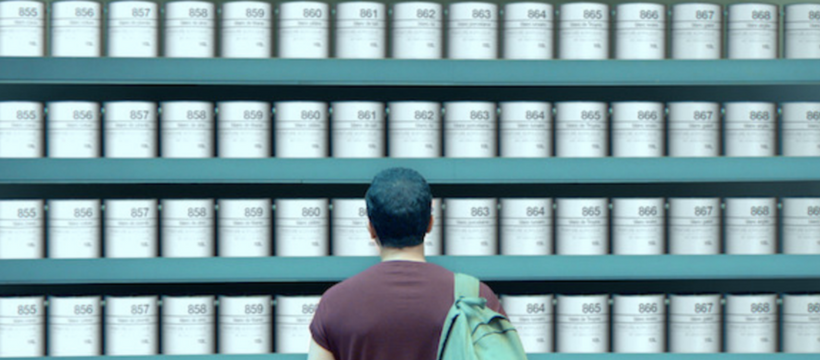 societe generale premiere fois jeune devant pots de peinture