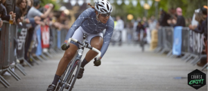 femme à vélo