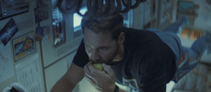 un homme mange dans l'espace