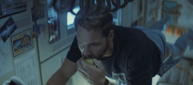 un homme mange dans l'espace