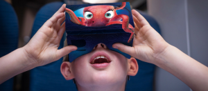 un enfant teste l'eurostar oddyssey avec un casque de réalité virtuelle