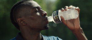 blaise matuidi boit une bouteille de heroic sport