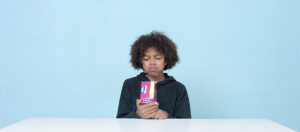 enfant face à une boîte de tampons