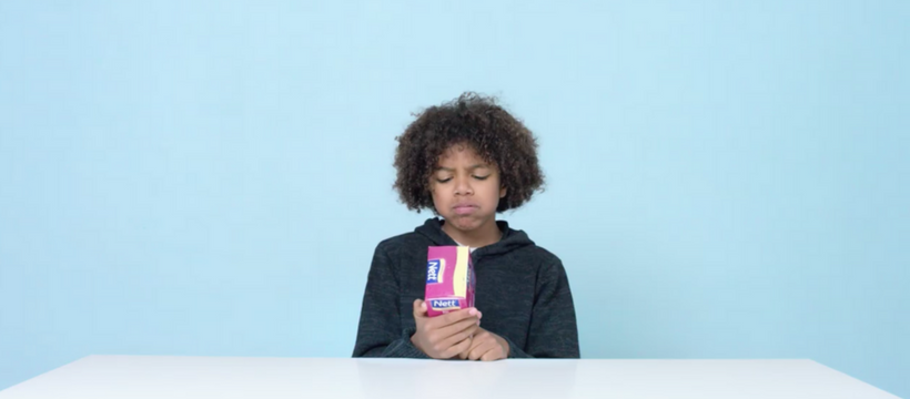 nett tampon garcon enfant face à une boîte de tampons