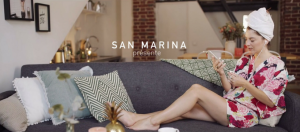 Ma Demoiselle Pierre sur un canapé pour San Marina