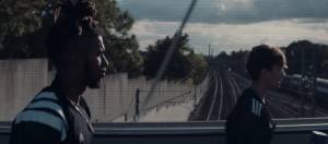 hommes marchant sur un pont