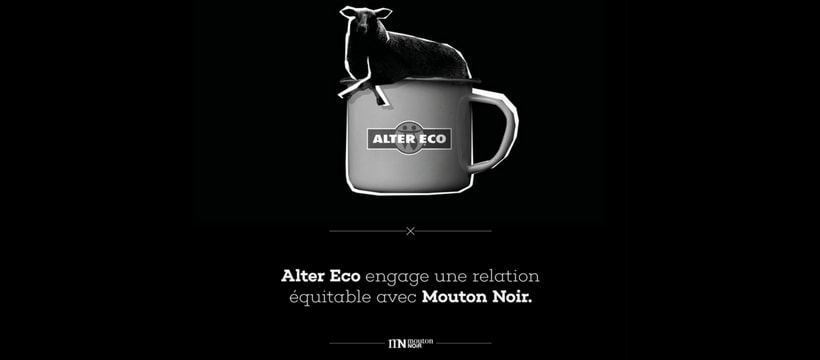 mouton allonge dans une tasse de cafe