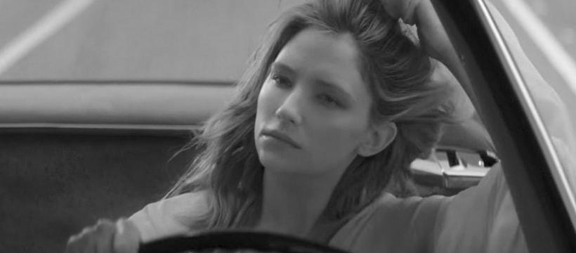 Chloe femme dans une voiture