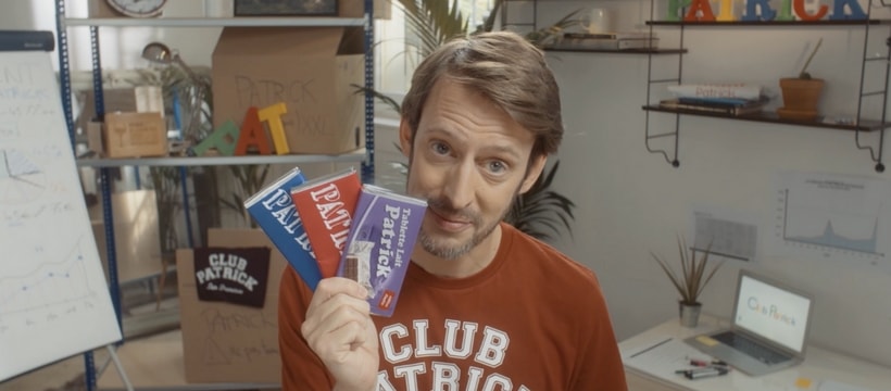 Club Patrick fondateur de club patrick brandissant des barquettes de chocolat