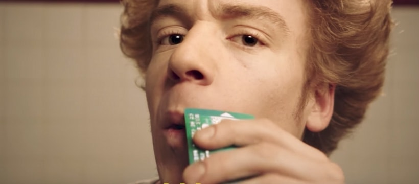 Un jeune se rase avec une carte bleue