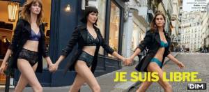 trois demoiselles dans la rue
