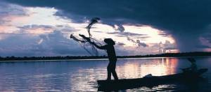 pecheur jetant son filer a leau