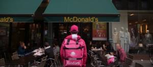 employe Foodora devant un domac