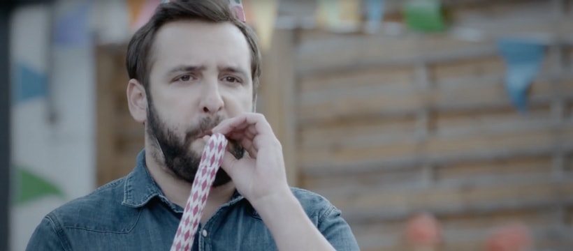 homme à un anniversaire