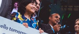 remise du prix de la startup de lannee a saathi