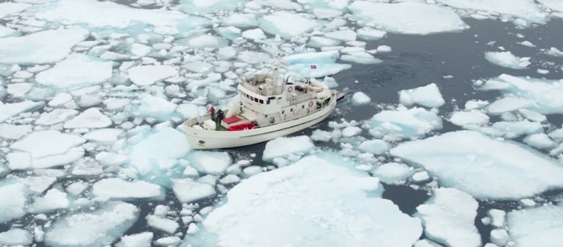 Bateau de recherche traversant les glaciers