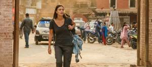 femme qui marche avec un sac a dos