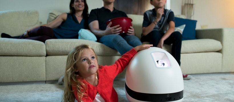 Keecker pub famille qui regarde la tele grace au robot keecker