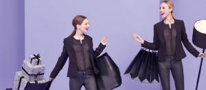 deux femmes faisant du shopping