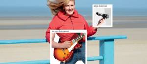 femme sur le plage avec une guitare lespaul