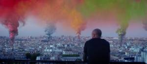 paris qui envoie de la fumee coloree
