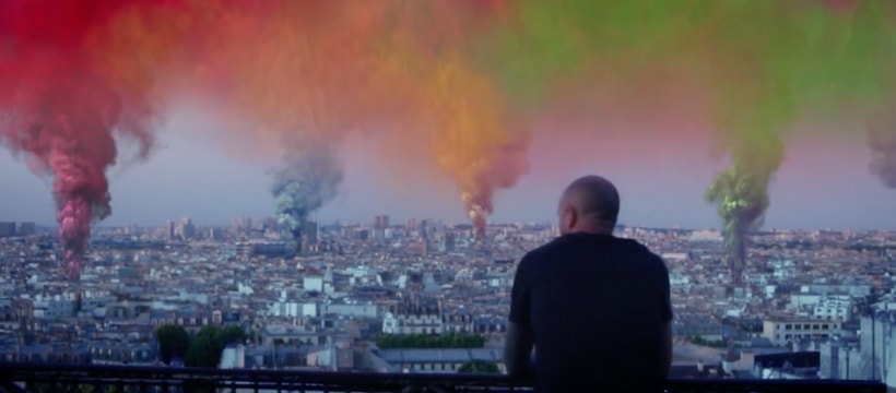 paris qui envoie de la fumee coloree