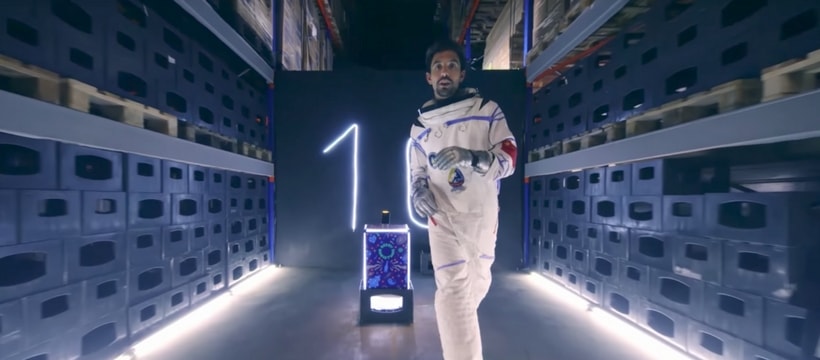 homme deguise en astronaute