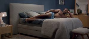 Teddy Riner allonge sur son lit