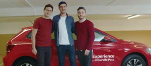 trois hommes devant une polo