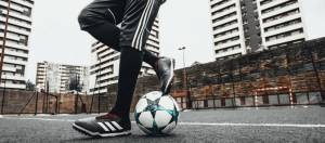 adidas predator en gros plan et ballon de foot