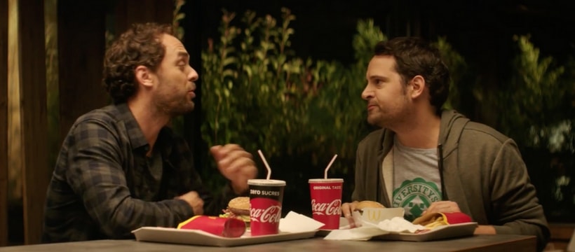 Big Mac Bacon deux hommes qui discutent chez macdo