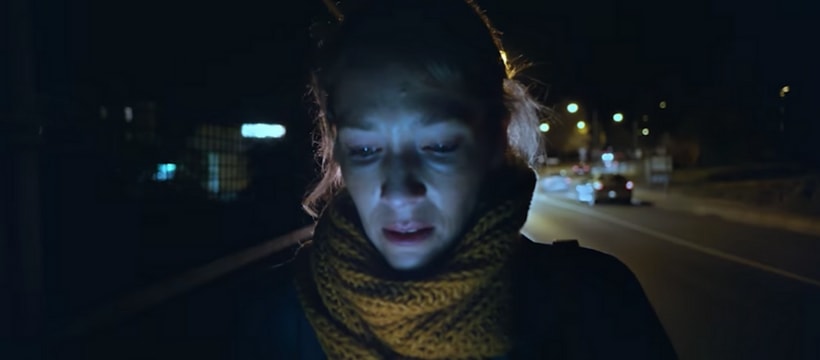 femme qui regarde son smartphone