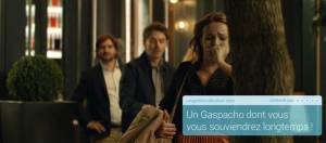 femme qui sapprete a rendre son gaspacho