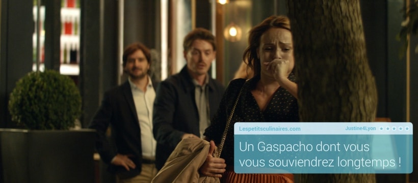 femme qui sapprete a rendre son gaspacho