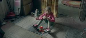 enfant assise dans une maison insalubre