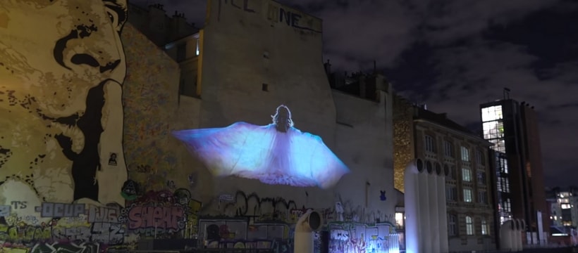 femme qui danse projetee sur un mur a pompidou