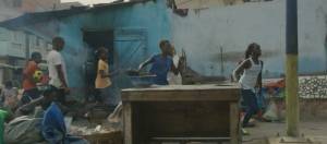 enfants qui courent en afrique