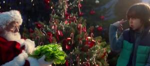 Le Père Noël en train d'accepter une salade pour le spot de Noël d'Intermarché