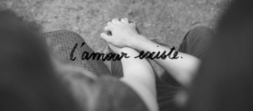 lamour deux personnes se tenant la main