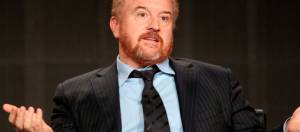 louis CK assis sur une canape