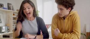 mere qui senerve sur les devoirs de son fils